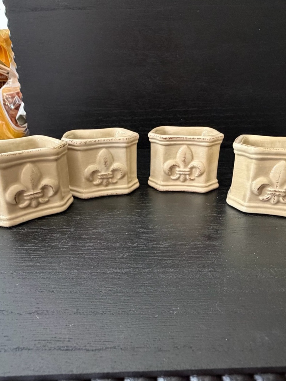 Artimino Beige Fleur-de-Lis Ceramic set of 4 napkin rings - Picture 8 of 12